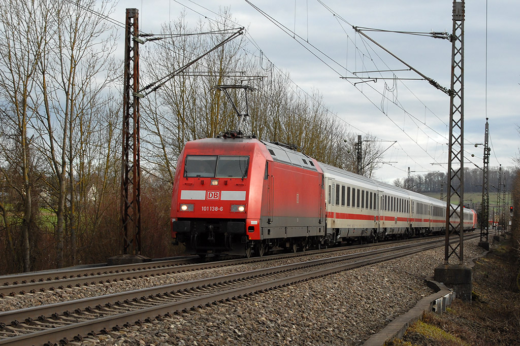 31.12.2017 Streckenabschnitt Uhingen, EC 218 nach Stuttgart wird von der 101 138-6 gezogen ...