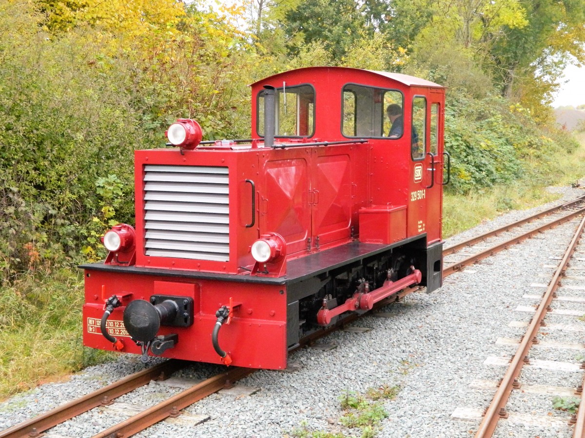 329 501 der  Stiftung deutsche Kleinbahnen  Spurweite 600 mm setzt am 22.10.2015 in Reppenhagen um. Das Gmeinder Einzelstück (Bj. 1952, ex V11 901) ist mit  De lütt Kaffeebrenner  unterwegs.