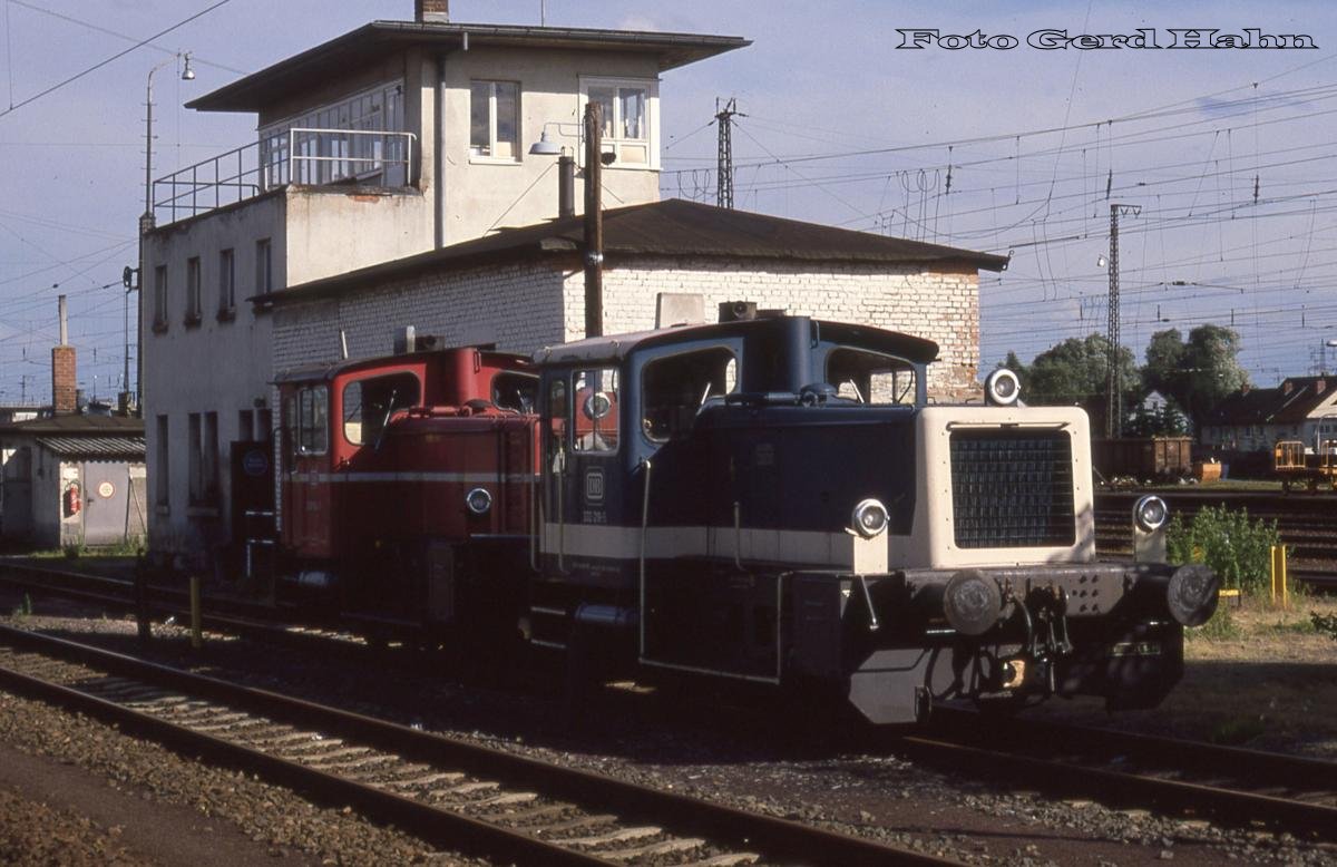 333219 und rote 333154 am 5.7.1988 vor dem Stellwerk in Hanau.