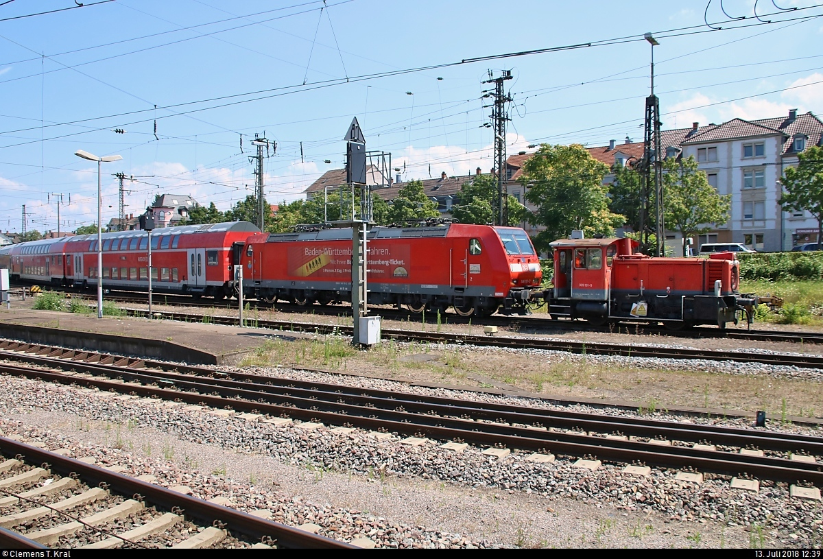 335 131-9 (Köf III) rangiert mit 146 110-2  Baden-Württemberg erfahren  und einigen Doppelstockwagen von DB Regio Baden-Württemberg im Bahnhof Offenburg.
[13.7.2018 | 12:39 Uhr]