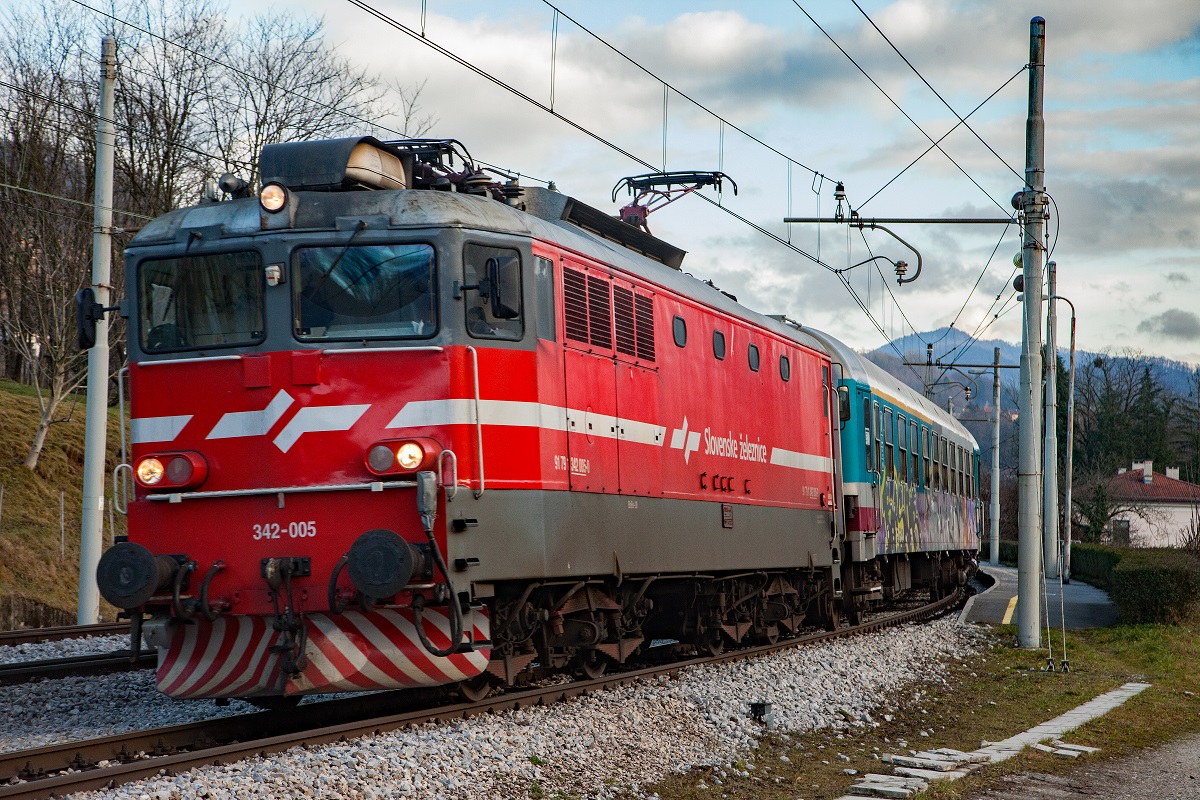 342-005 fährt am 10.01.2018 mit einem Reisezug durch den Bahnhof von Rimske Toplice.