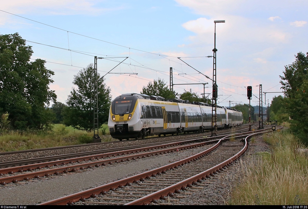 3442 208 und 3442 710 (Bombardier Talent 2) von DB Regio Baden-Württemberg als RE 4778 von Konstanz nach Stuttgart Hbf durchfahren den Bahnhof Welschingen-Neuhausen auf der Bahnstrecke Offenburg–Singen (Schwarzwaldbahn (Baden) | KBS 720).
Diese RE-Linie verkehrt nur am Wochenende (zwei Zugpaare).
[15.7.2018 | 17:20 Uhr]