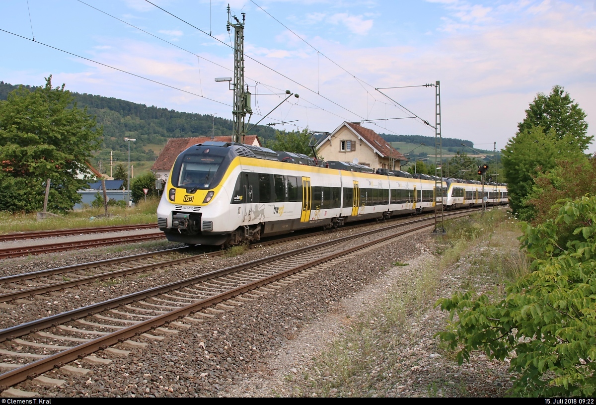 3442 710 und 3442 208 (Bombardier Talent 2) von DB Regio Baden-Württemberg als verspäteter RE 4775 von Stuttgart Hbf nach Konstanz durchfahren den Bahnhof Welschingen-Neuhausen auf der Bahnstrecke Offenburg–Singen (Schwarzwaldbahn (Baden) | KBS 720).
Diese RE-Linie verkehrt nur am Wochenende (zwei Zugpaare).
[15.7.2018 | 9:22 Uhr]