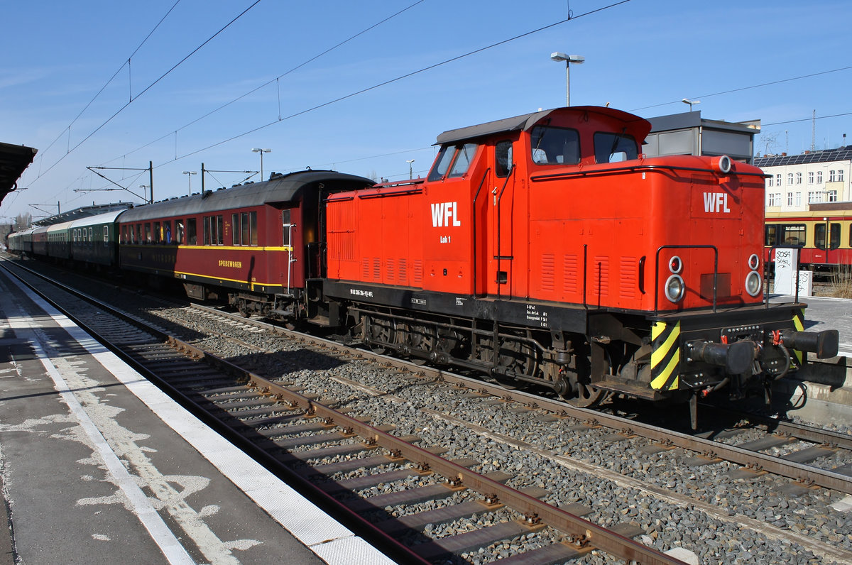 345 286-9 wartet am 18.3.2018 mit dem DPF20105 nach Berlin Charlottenburg in Berlin Charlottenburg auf Abfahrt. 
