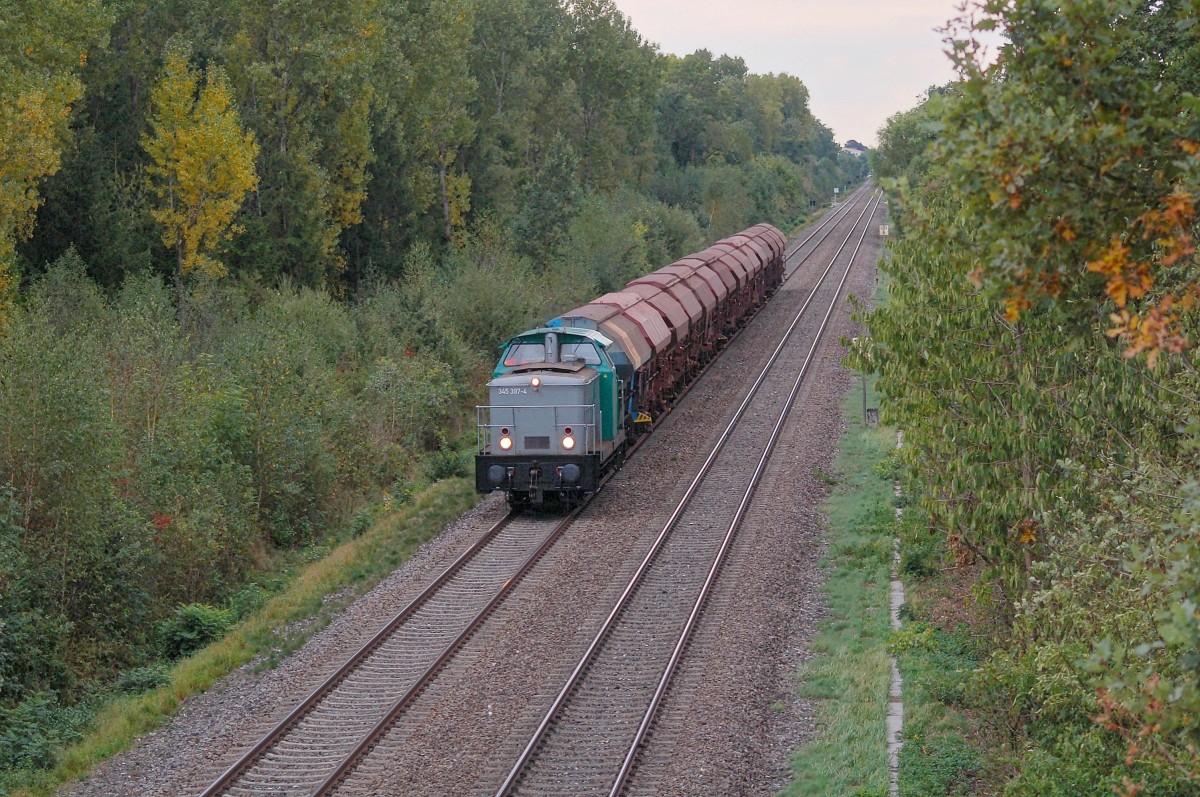 345 397-4 zieht ihren Zug bei Laupheim in Richtung Erbach(Württ). 25.09.2015