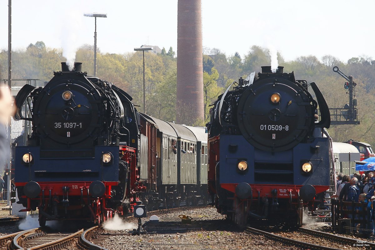 35 1097-1 und 01 0509-8 im Eisenbahnmuseum Bochum Dahlhausen, am 30.04.2017.