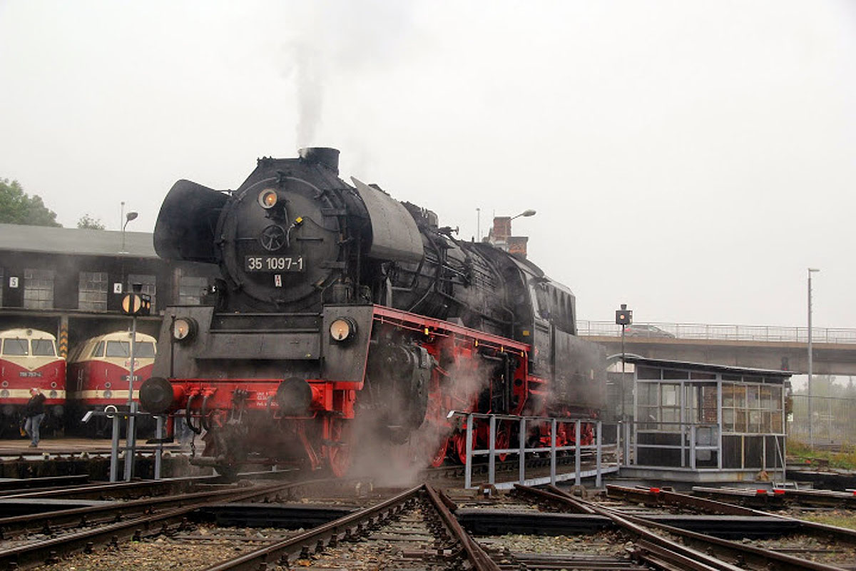 35 1097-1 auf der Drehscheibe und war bei 4. Verkehrshistorische Tage in Gera zusehn. Foto 13.9.14