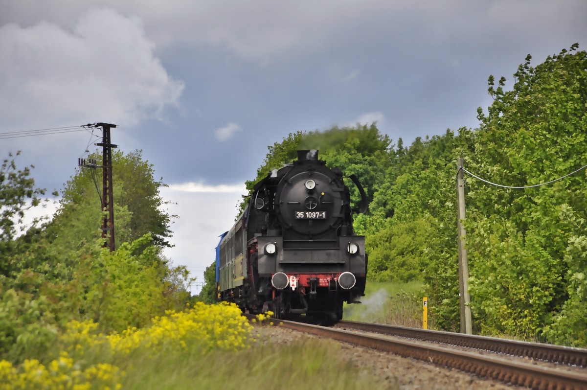 35 1097 macht die Schlußlok am Pendel zwischen Bergen und Putbus, 30.05.2015
