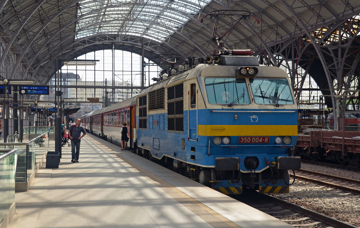 350 004 wartet am 15.06.16 mit dem EC 129 nach Zilina im Hbf Prag auf die Abfahrt.