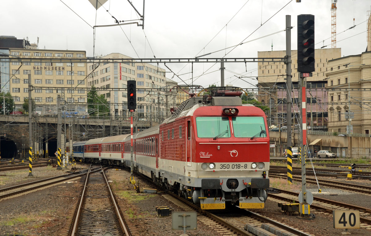 350 018 der ZSSK erreicht mit dem Wagenpark des EC 221 aus der Abstellanlage Praha-Vrsovice kommend den Prager Hbf.