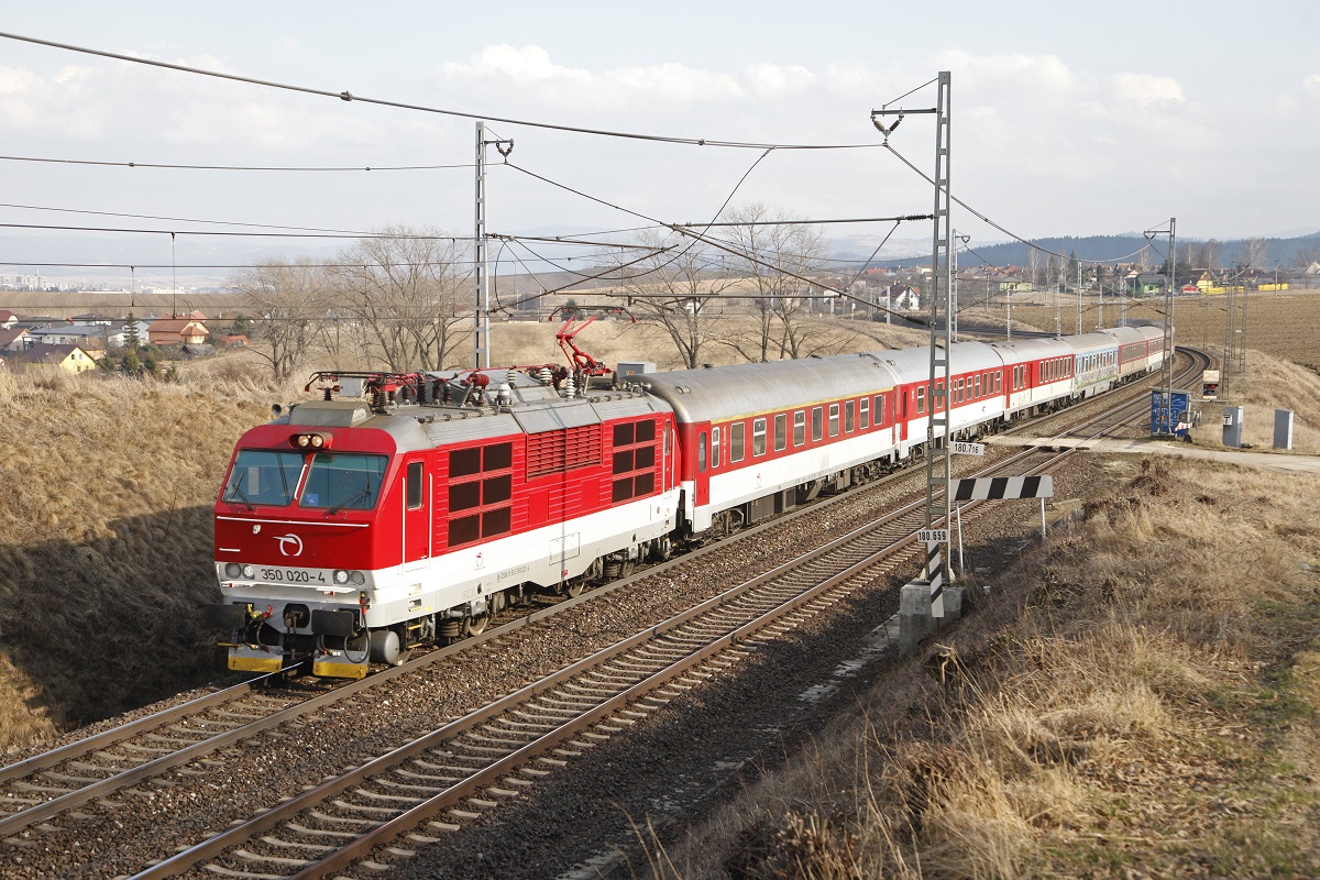 350 020 mit Intercity bei Letanovce am 23.03.2017.