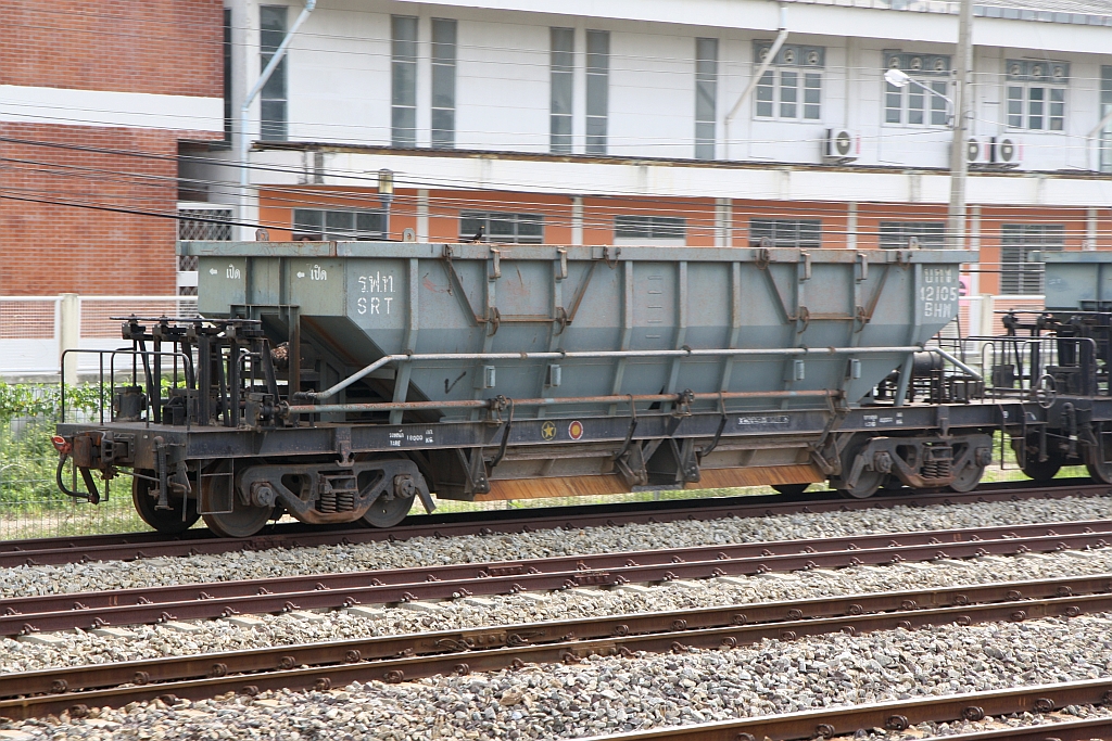 บ.ท.ข. 42105 (บ.ท.ข. =B.H.W./Bogie Hopper Wagon) am 14.Mai 2017 im Bf. Hua Takhe. Die Wagen der Gattung BHW.42025-42120 wurden 1998 - 2000 von Nippon Sharyo in Japan gebaut.