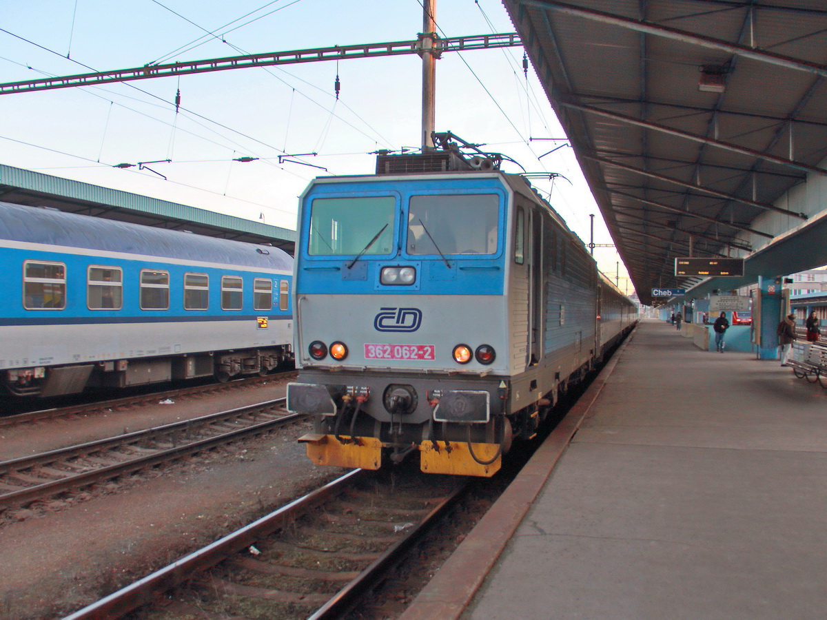 362 002-2 aus Prag kommend hier im Endbahnhof Cheb am 25. Februar 2018.