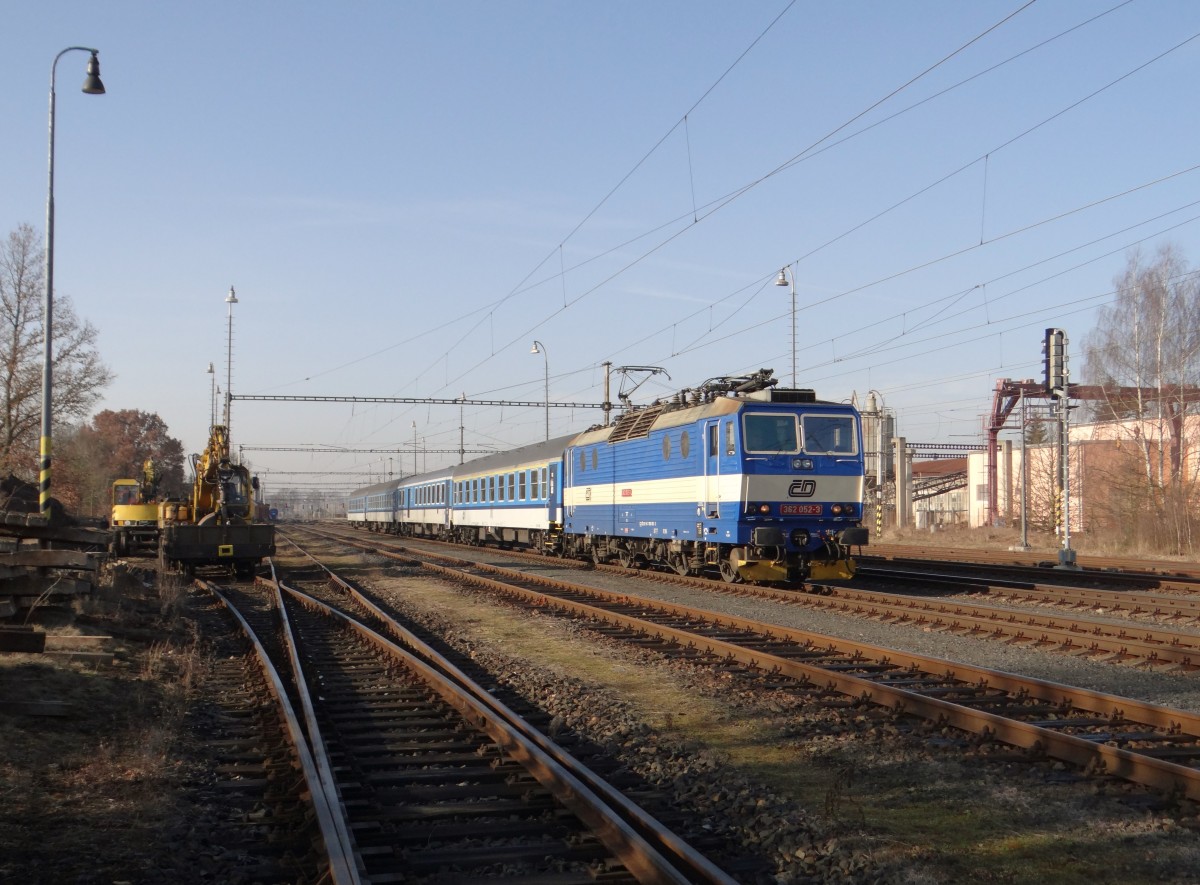 362 052-3 fährt am 18.03.15 mit einem R durch Tršnice.