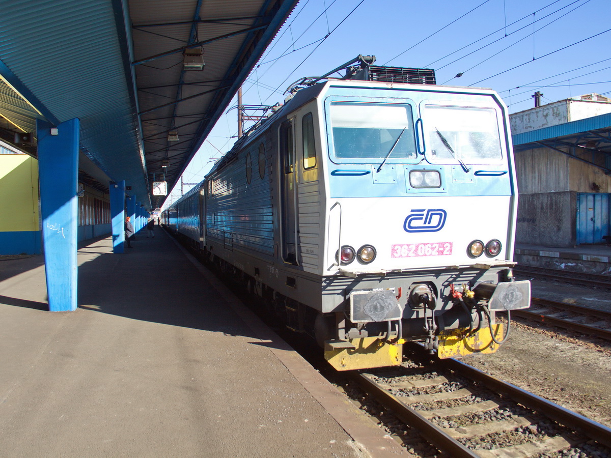 362 062-2 steht im Sonnenschein im Bahnhof Cheb zur Fahrt nach Prag am 25. Februar 2018 

