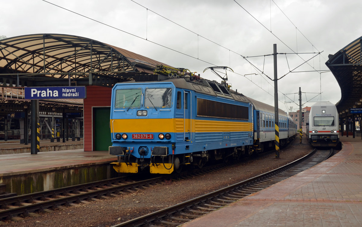 362 078 verlässt mit dem R 643 nach Ceske Budejovice den Prager Hbf. Rechts wartet ein Cityelefant auf die Abfahrt nach Benesov u Prahy.
