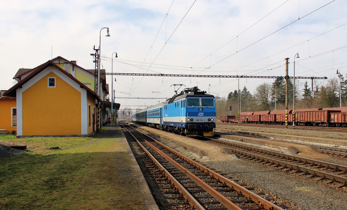 362 114-1 mit Rx 609 Bílina zu sehen am 09.04.18 in Tršnice.