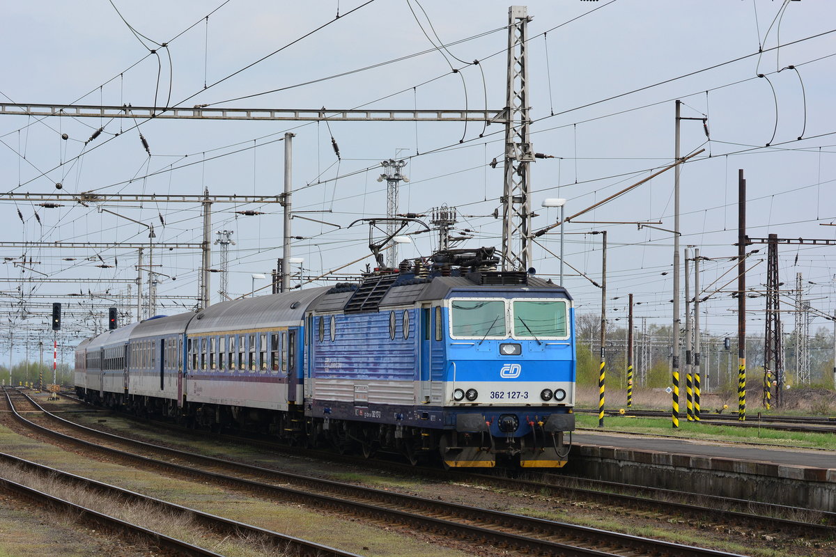 362 127-3 erreicht mit dem R614 aus Praha hl.n den Endbahnhof Cheb.

Cheb 15.04.2017