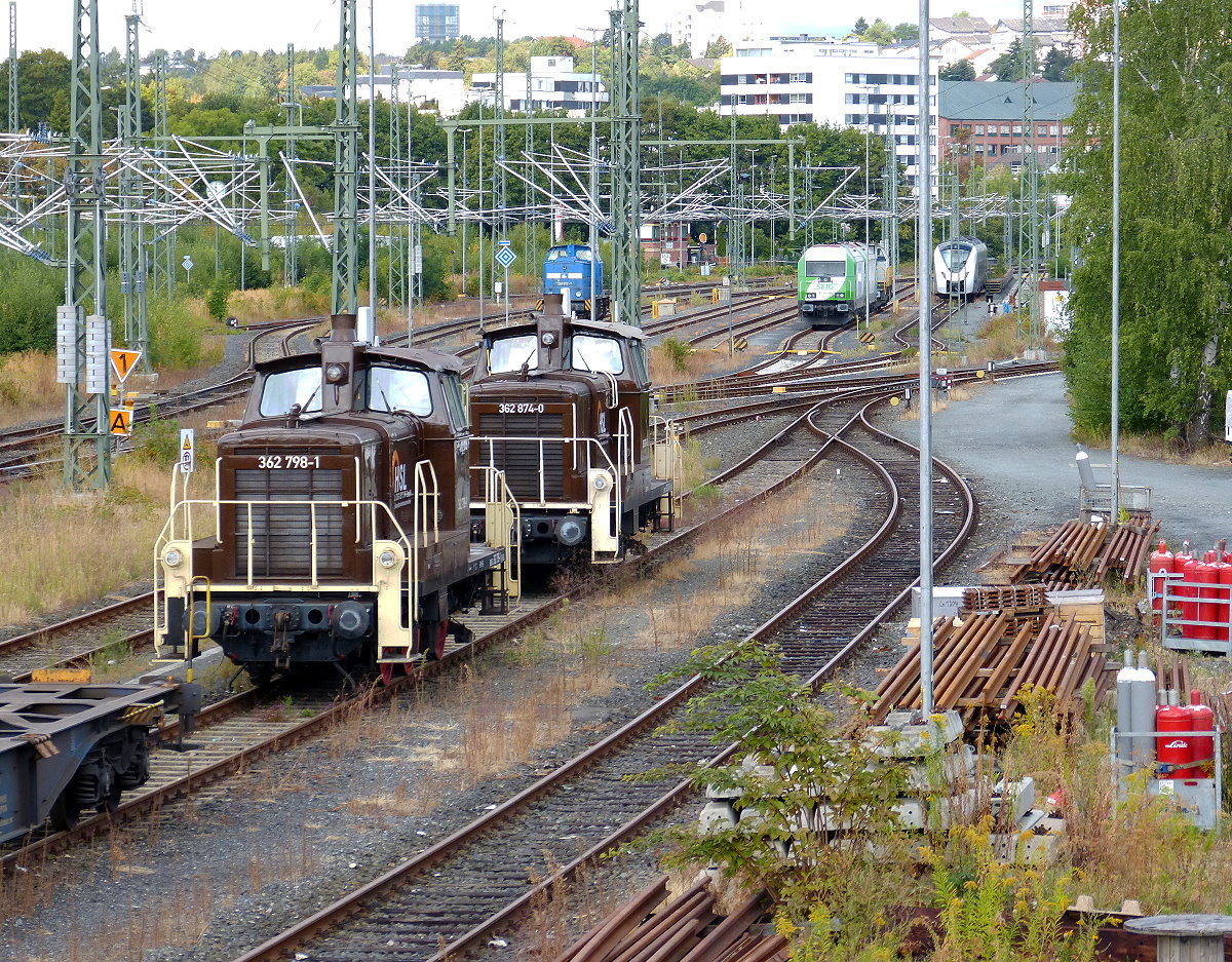 362 798-1 und 362 874-0 der HSL-Logistik im Bahnhof Hof, fotografiert von der Fußgängerbrücke 26.08.2018