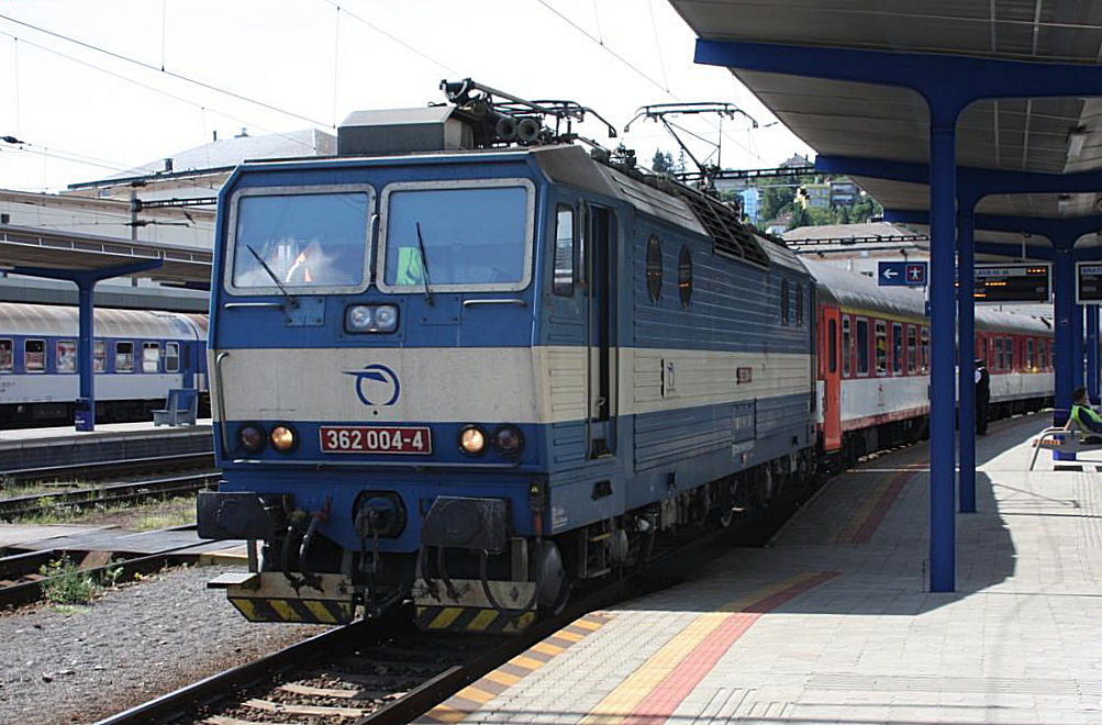 362004 bespannt im Hauptbahnhof Bratislava am 30.8.2009 meinen Zug nach Kosice.