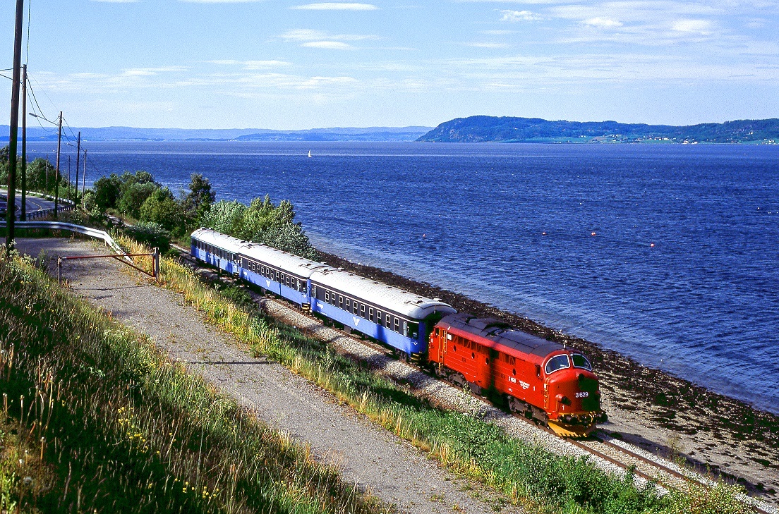 3629, Hommelvik, Zug 423 Trondheim - Stockholm, 12.06.1999.
