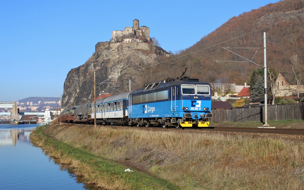 363 006-8 zu sehen am 17.11.18 mit einem Militärzug in Ústí nad Labem-Střekov. 