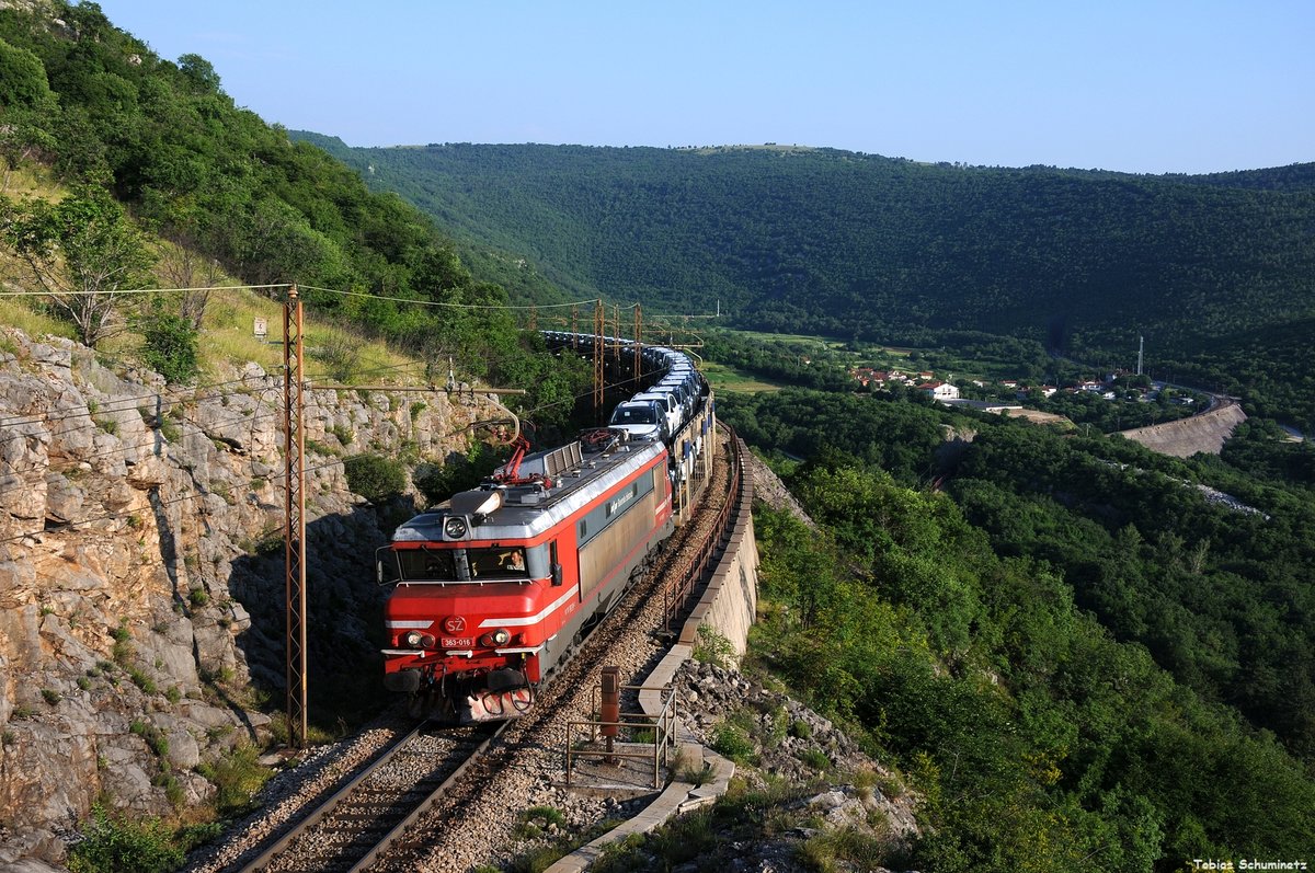 363 016 mit Güterzug am 03.06.2017 bei Zanigrad