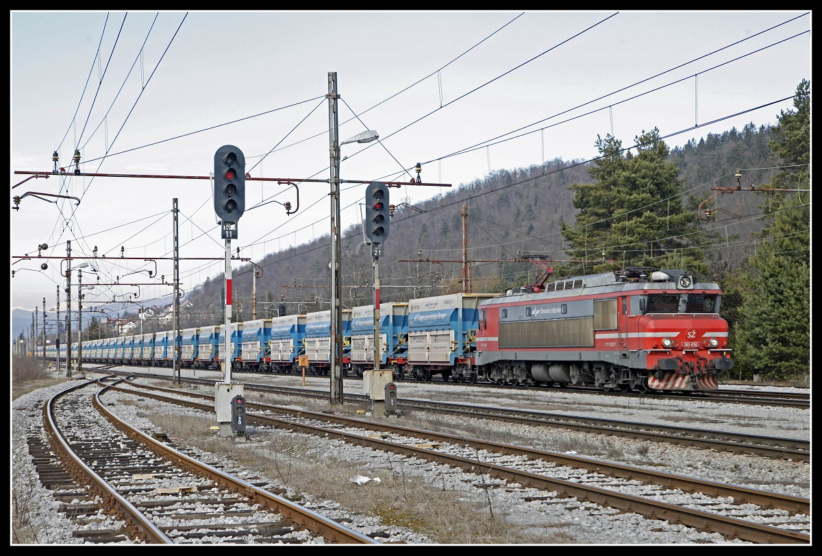 363-018 mit Güterzug in Borovnica am 14.02.2019.