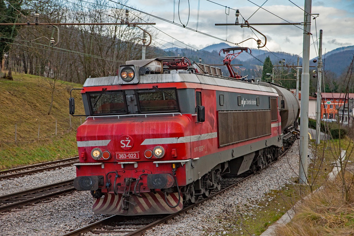363-022 mit Güterzug in Rimske Toplice am 10.01.2018.