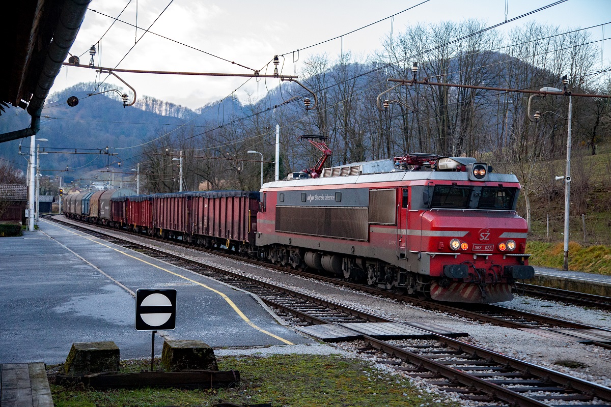 363-023 mit Güterzug in Rimske Toplice am 10.01.2018.