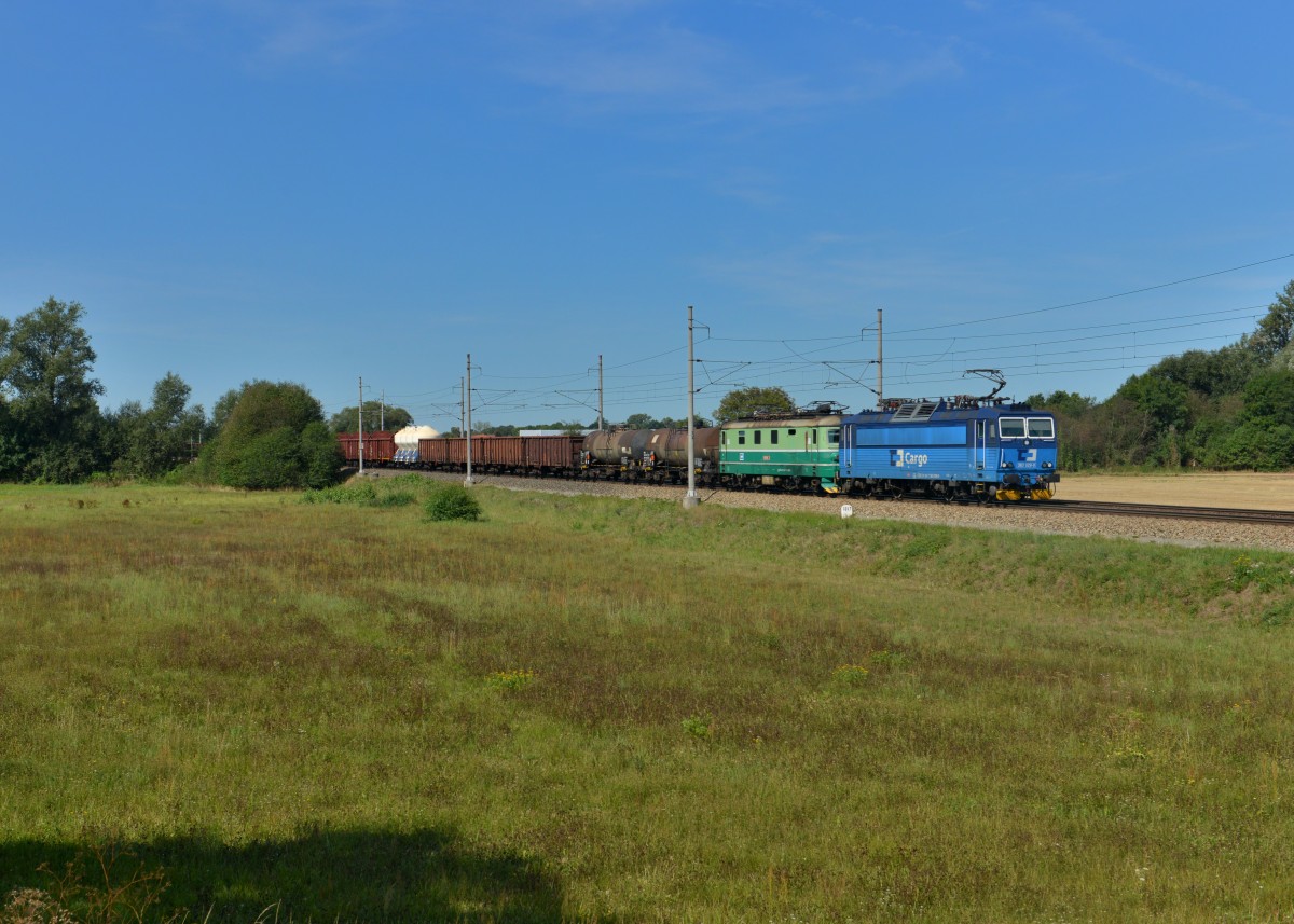363 029 + 122 005 mit einem Güterzug am 26.08.2015 bei Lhota pod Prelouci. 