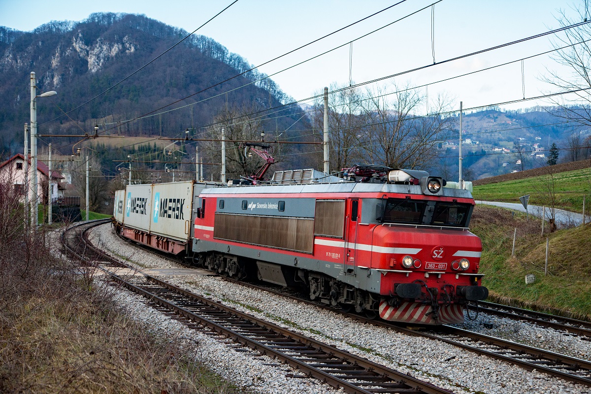 363-031 mit Güterzug in Rimske Toplice am 10.01.2018.