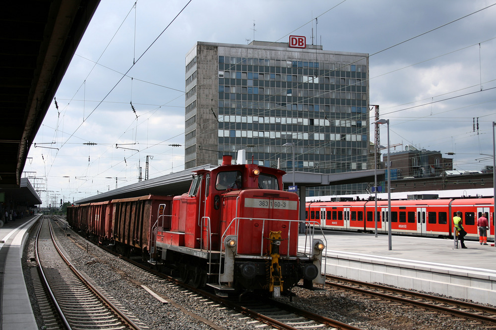 363 160 mit einer Übergabe im Essener Hauptbahnhof, aufgenommen am 7. Juli 2009.