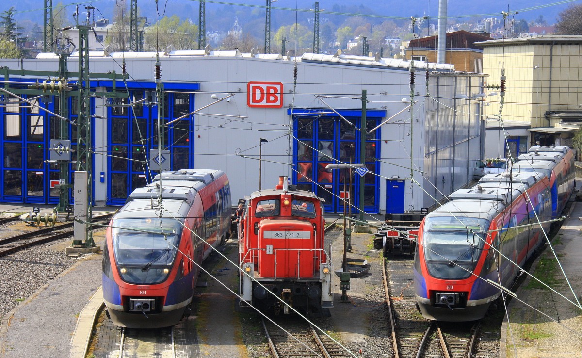 363 441-7 DB rangiert vor dem Bahn Werk Aachen-Hbf,
Rechts und links stehen Zwei RB20 Euregiobahn züge.
Aufgenommen von der Burtscheider Brücke bei schönem Frühlingswetter am 28.3.2014.