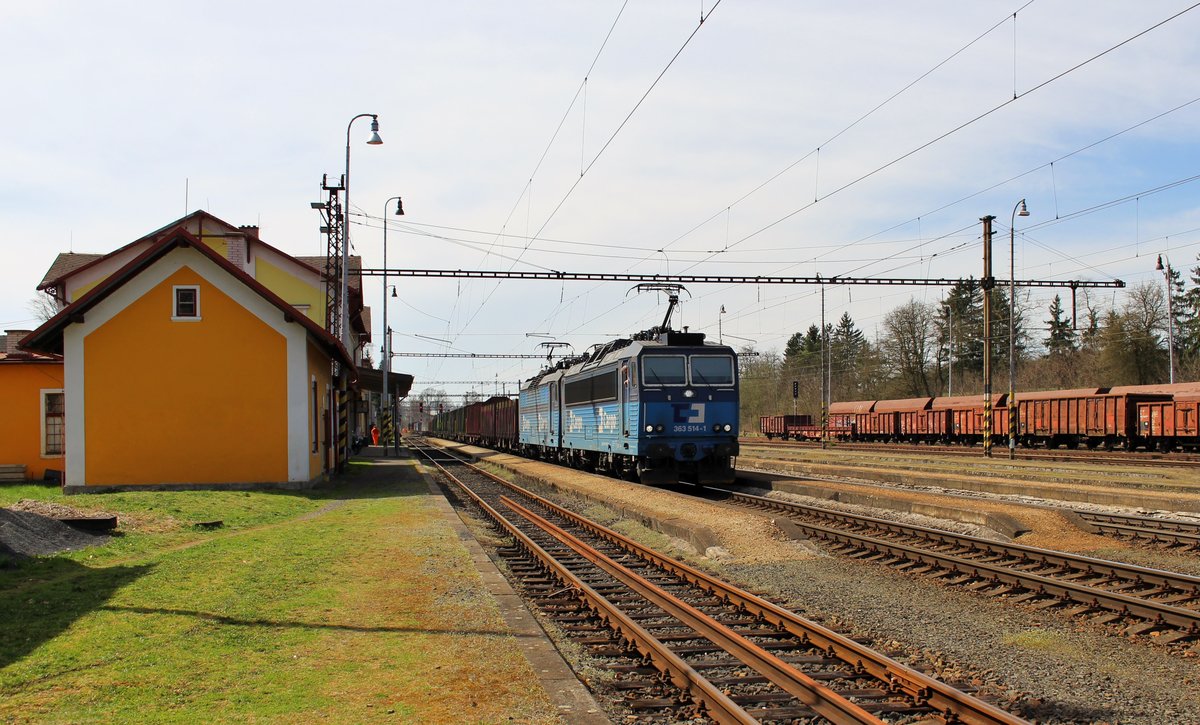 363 514-1 und 363 xxx zu sehen am 12.04.18 mit einem leeren Holzzug in Tršnice.
