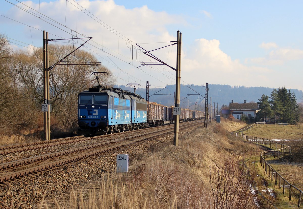 363 518-2 und 363 513-3 zu sehen am 14.02.18 mit einem Holzzug in Chotikov.