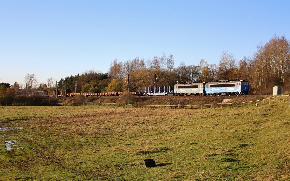 363 526-5 und 363 524-0 zu sehen am 30.10.17 in Cotikov.