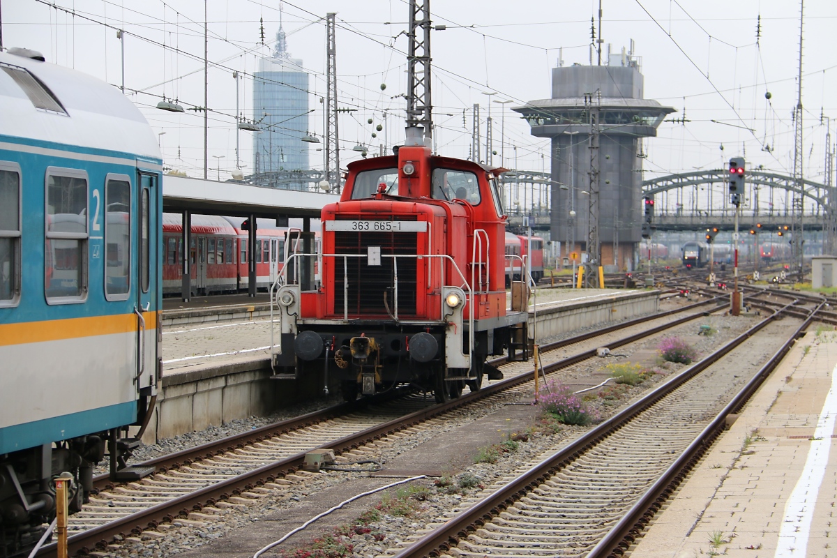 363 665-1 ist im Begriff eine ALEX-Zuggarnitur vom Bahnsteig in München Hbf heraus zu ziehen. Aufgenommen am 06.10.2014.