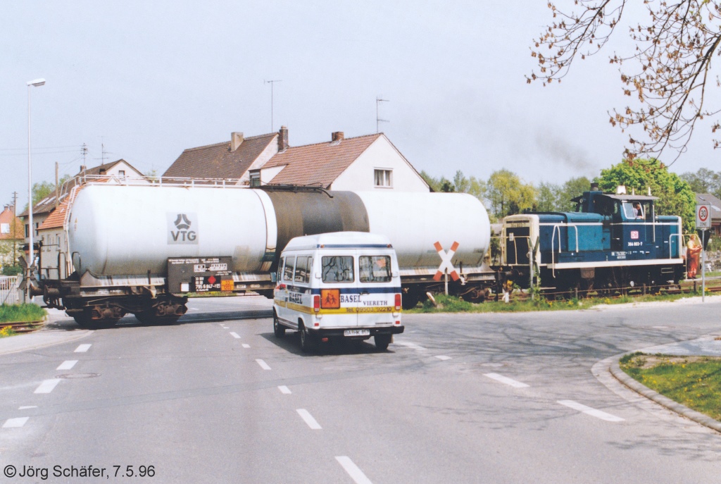 364 803 rangierte am 7.5.96 im Bahnhof Burgebrach. Im westlichen Weichenbereich lag der  technisch nicht gesicherte  Bahnübergang der Staatsstraße nach Schlüsselfeld.
