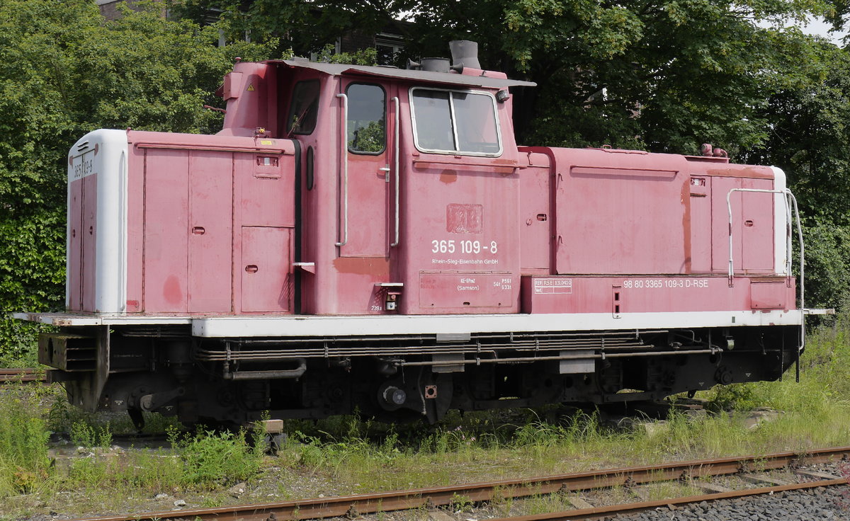 365 109 der RSE, ohne Fahrgestell abgestellt in Bonn-Beuel (7.6.16).