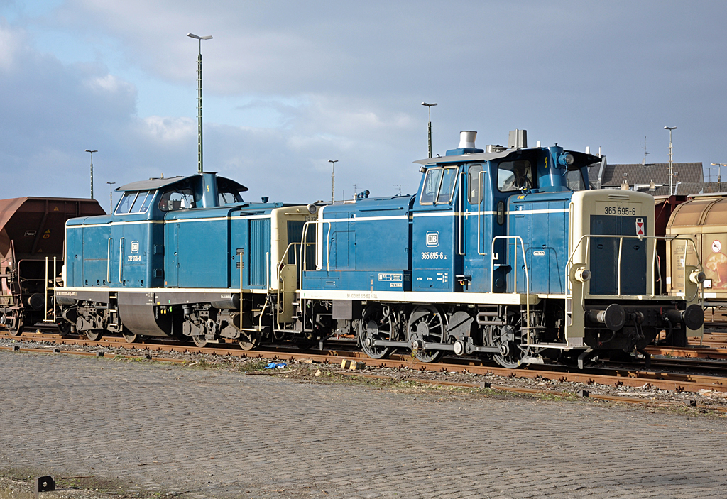 365 695-6 und 212 376-8 auf dem Bahnhofsgelände in Euskirchen - 06.12.2013