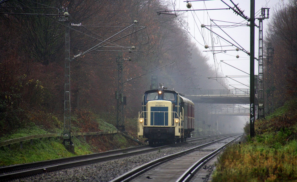 365 695-6  DB kommt die Kohlscheider-Rampe hoch aus Richtung Rheydt,Wickrath,Beckrath,Herrath,Erkelenz,Baal,Hückelhoven-Baal,Brachelen,,Lindern,Süggerrath,Geilenkirchen,Frelenberg,Zweibrüggen und hilt in Übach-Palenberg und fährt in Richtung Rimburg,Finkenrath,Hofstadt,Herzogenrath mit drei alten Personenwagen als Sonderzug aus Gelsenkirchen-Zoo nach Aachen-Schanz zum Aachener-Weihnachtsmarkt und fährt durch Kohlscheid in Richtung Richterich,Laurensberg,Aachen-West,Aachen-Schanz.
Bei Nieselregen am Kalten Mittag vom 13.12.2015.