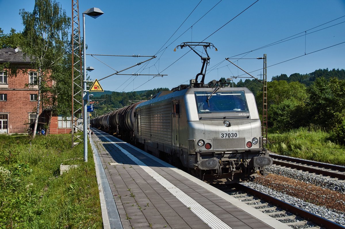 37 030 ist am 07.06.16 mit einen Kesselzug in Richtung Gemünden/Main unterwegs gesehen in Rieneck.