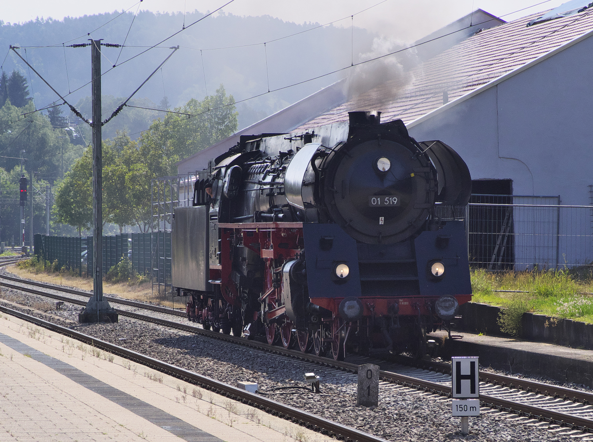 37 Tunnel unter Dampf – Erlebnisfahrten Schwarzwaldbahn, so hieß es am 08.07.2018 und wir waren dabei. Von Rottweil ging es über Schwenningen und Villingen nach Hausach und am Abend wieder zurück. 01 519 der Eisenbahnfreunde Zollernbahn fährt in Rottweil an den Sonderzug.
