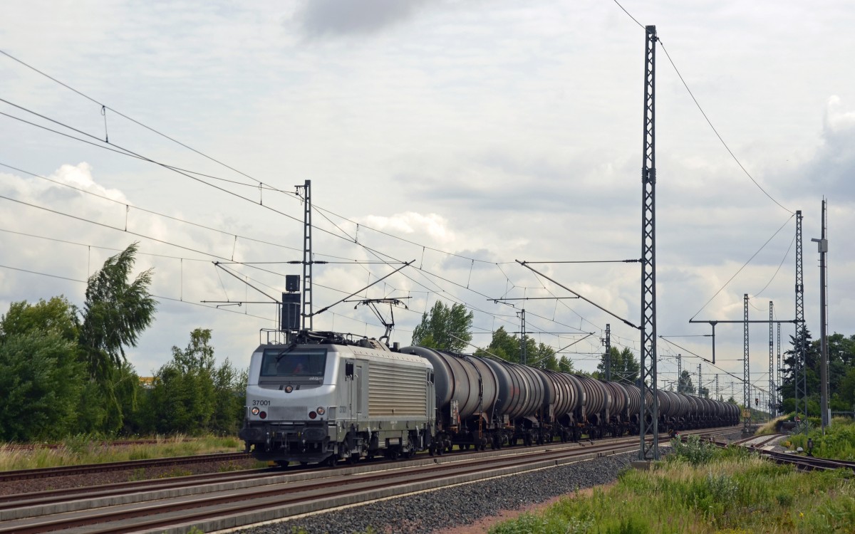 37001 führte am 08.07.15 einen CTL-Kesselwagenzug durch Landsberg(b.Halle) in Richtung Halle(S).