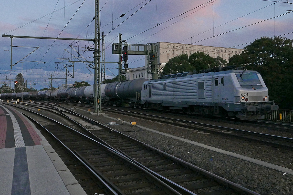 37038 der Akiem passiert am 14.09.2017 mit einem Kesselwagenzug den Hauptbahnhof von Dresden.