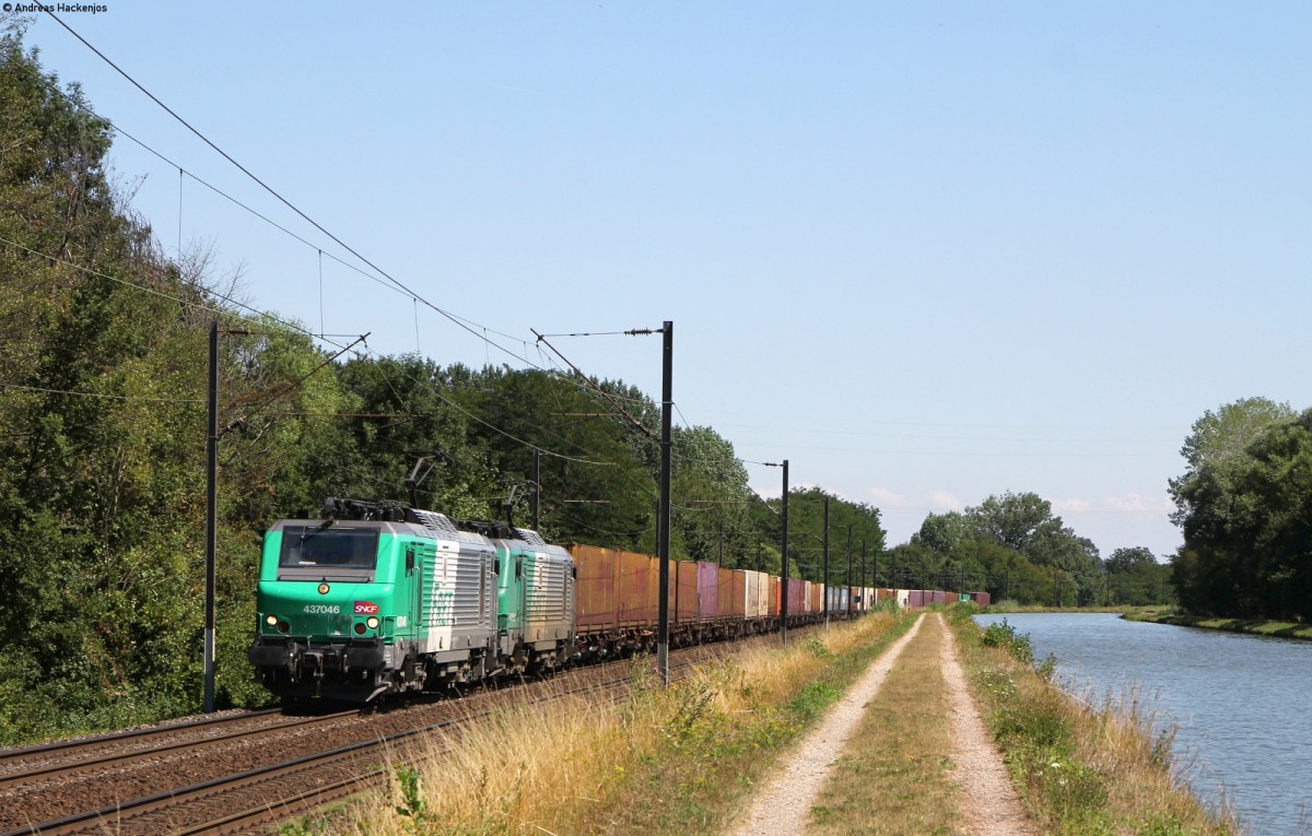 37046 und 37051 mit einem Containerzug bei Steinbourg 5.8.15