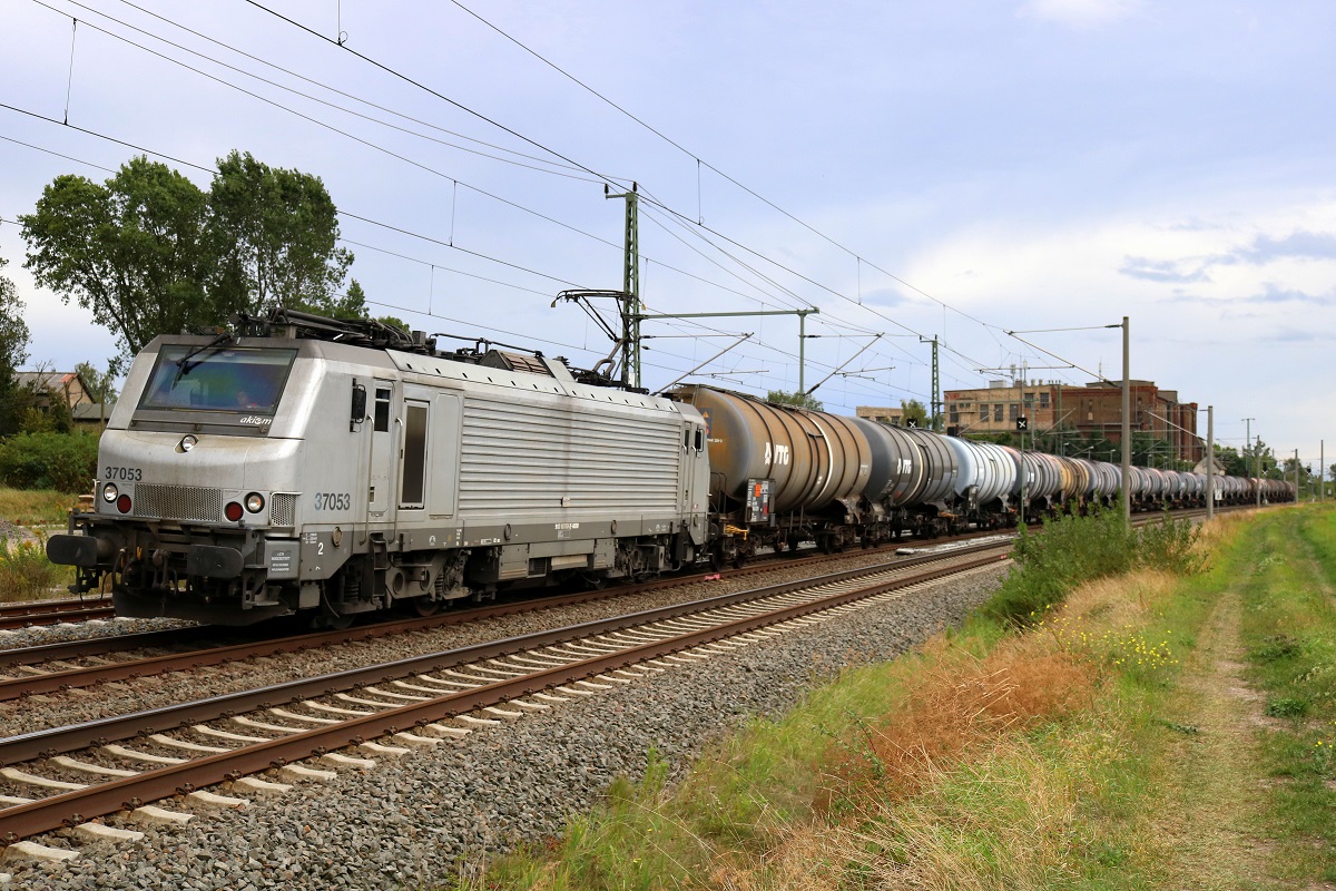 37053 Akiem/HLG als Kesselzug fährt in Niemberg auf der Bahnstrecke Magdeburg–Leipzig (KBS 340) Richtung Köthen. [9.9.2017 | 13:35 Uhr]