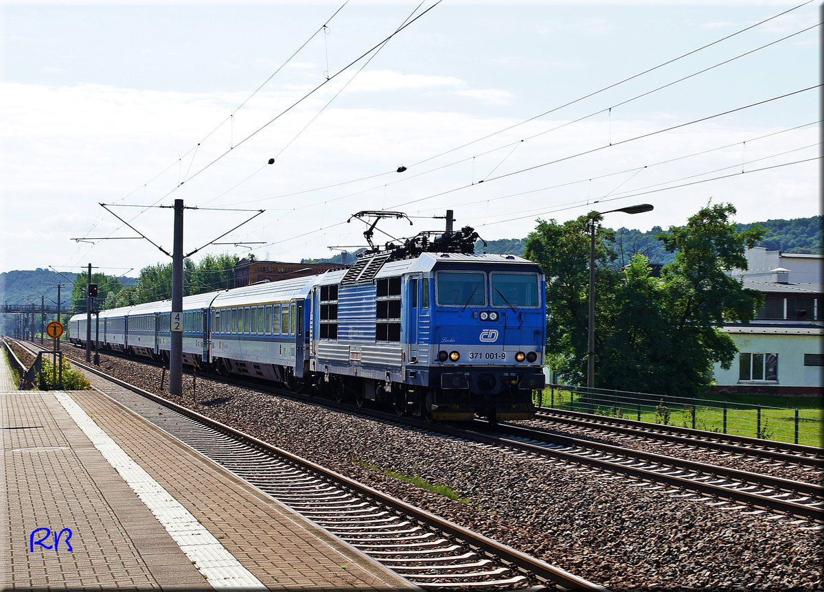 371 001 mit dem EC 176 Johannes Brahms auf dem Weg in Richtug Dresden. Aufgenommen in Heidenau Süd am 15.05.2016