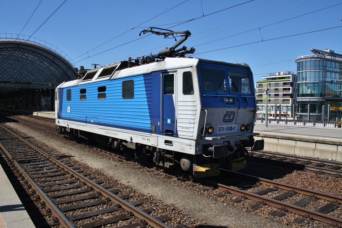 371 002-7 kam am 27.5.2017 den EC378 von Praha hl.n. nach Hamburg-Altona bis in den Dresdener Hauptbahnhof. Soeben durchfährt die Lok diesen in Richtung Osten.